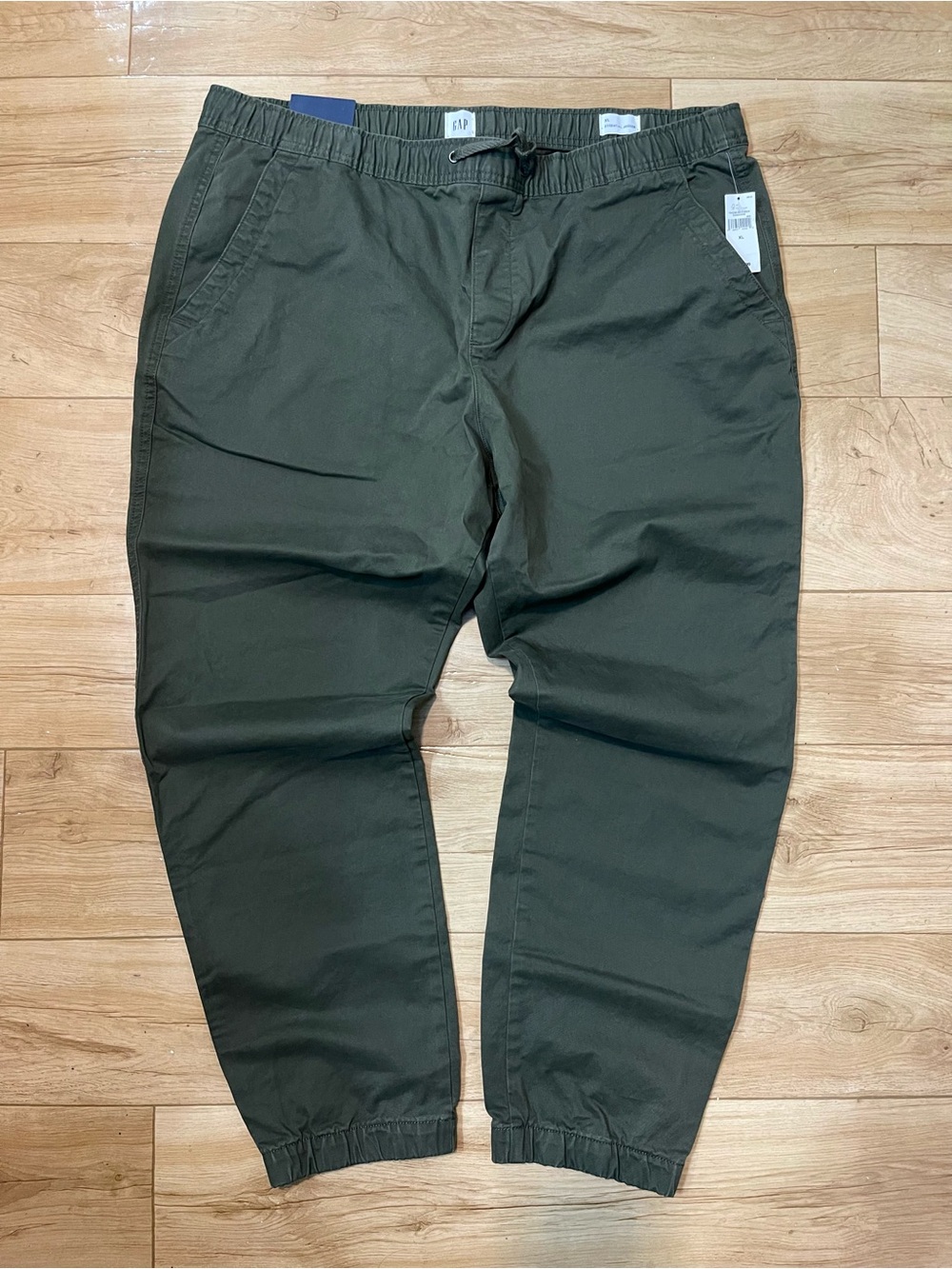 GAP Men's GapFlex Essential Joggers in Black Moss